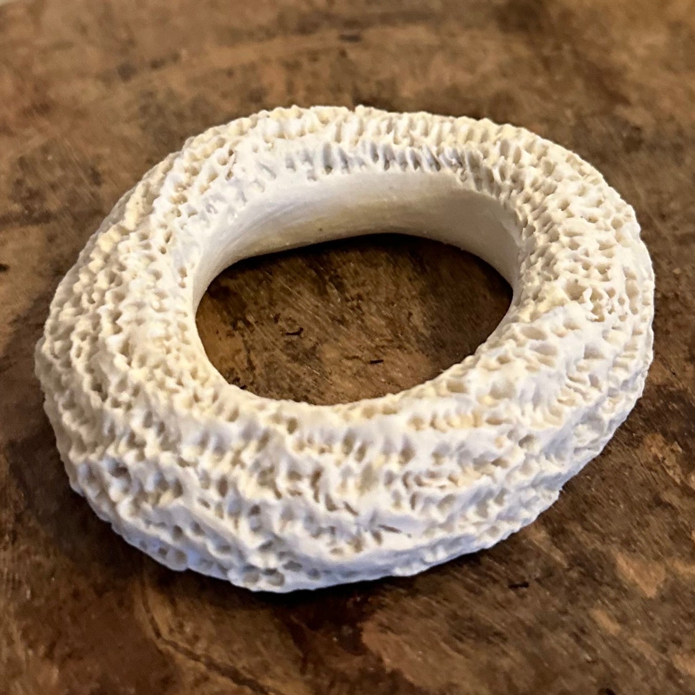 61004 - Medium cream Totem Piece